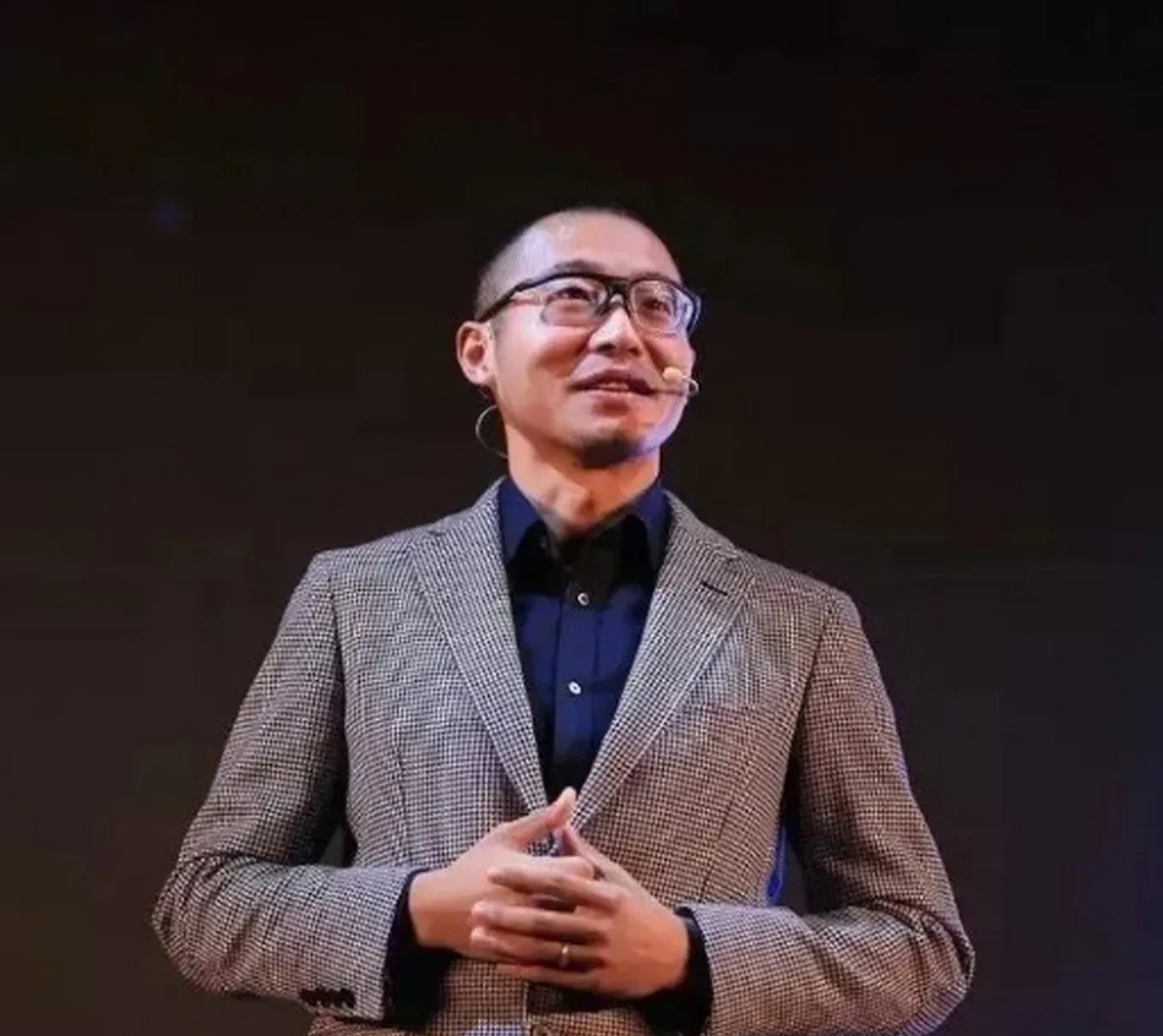 包含足球小组赛上演强强对话，庐州猎隼队大胜粤西银狐队，战术调整见效；快速转换撕裂防线的词条