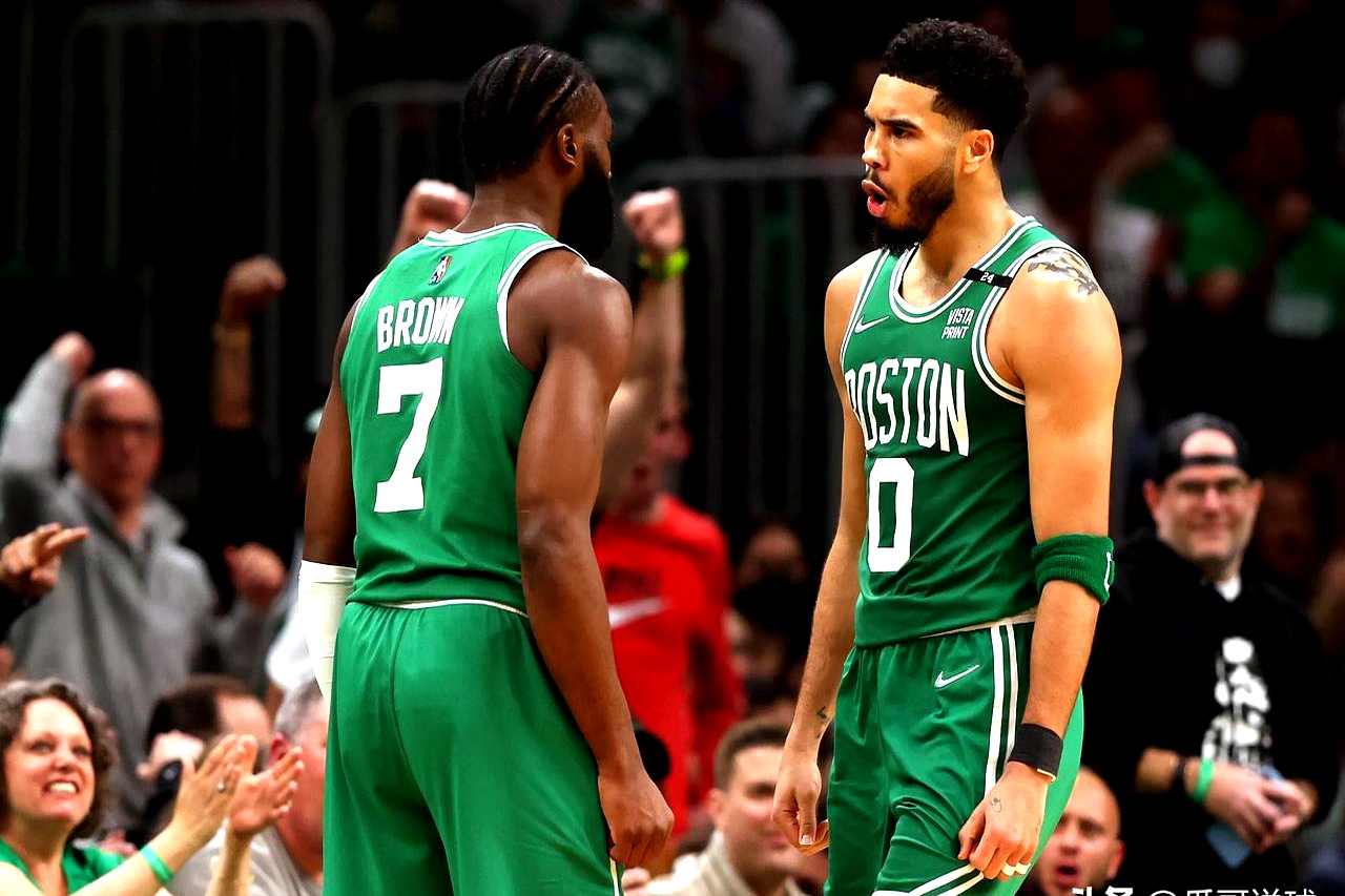 包含赛地聚焦——英超赛前热度飙升，金州勇士主帅复盘，球迷炸锅，阵容厚度经受考验的词条